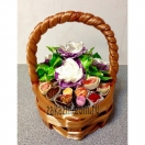 Цветы из карамели Корзина с розами и конфетами